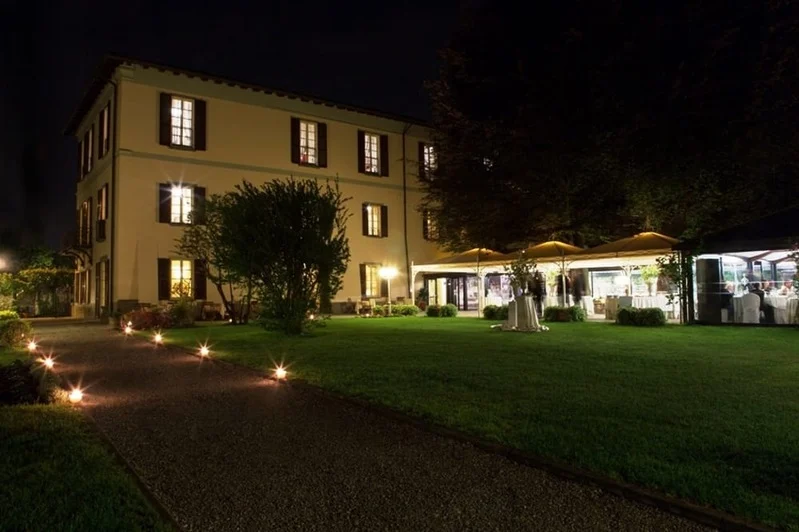Villa Antico Borgo illuminata durante un evento serale